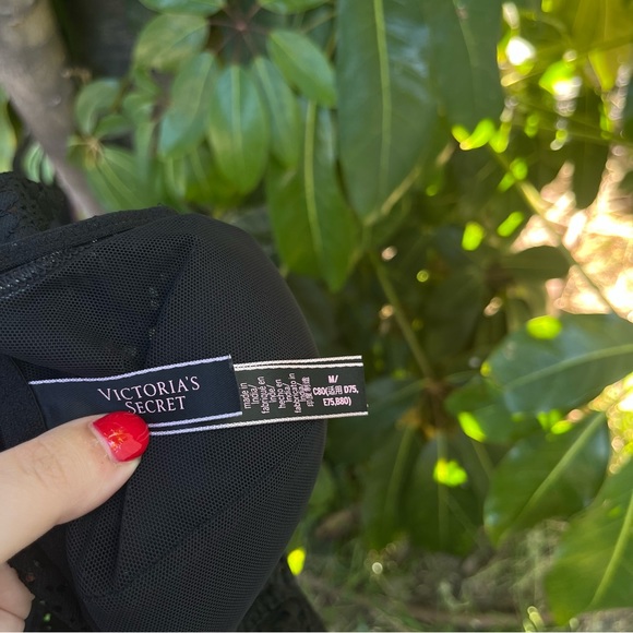 Victoria’s Secret black lace bra! - Picture 4 of 6